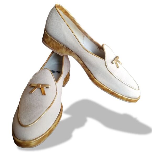 ⭐️ Stuart Weitzman Vintage Beige Loafers with Gold Bows & Trim sz 8AA - Picture 1 of 9